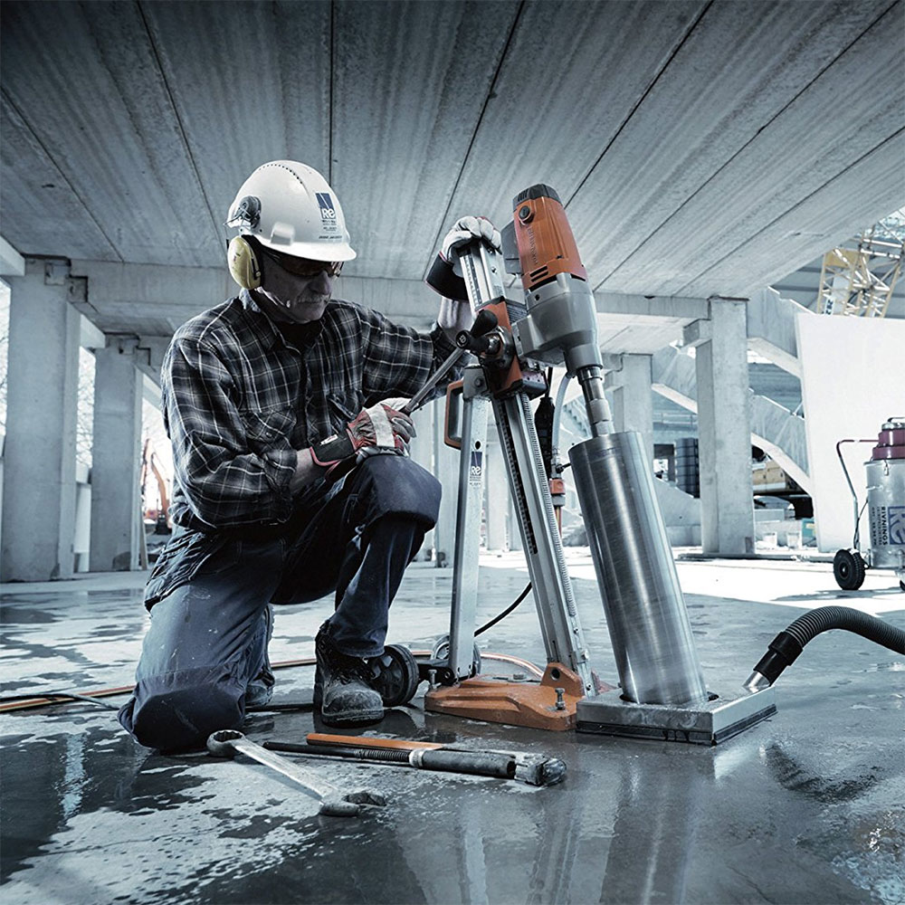 Drilling her. Алмазное бурение. Бурение бетона. Строительное оборудование. Строительные работы.